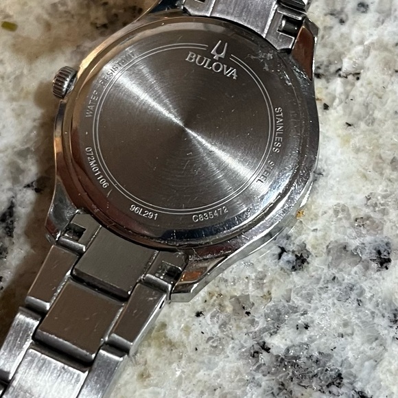 Bulova “Phantom” Iced in Crystal. Second hand dial on Mother of Pearl Dial. - Picture 3 of 4